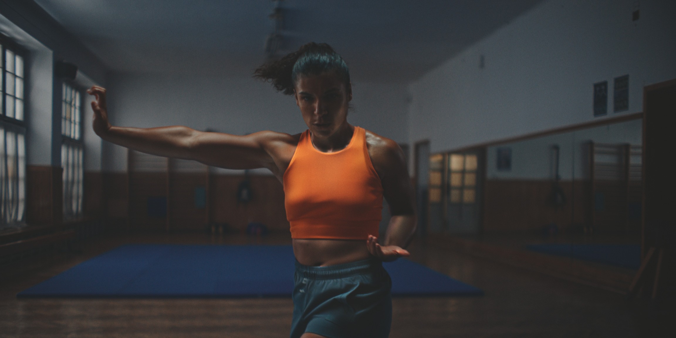 Uvoľnená, sebavedomá žena sa usmieva do kamery. Uvoľnená, sebavedomá žena sa usmieva do kamery.